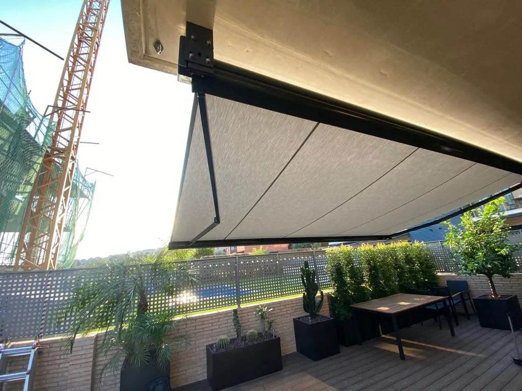 Toldo cofre abierto en una terraza
