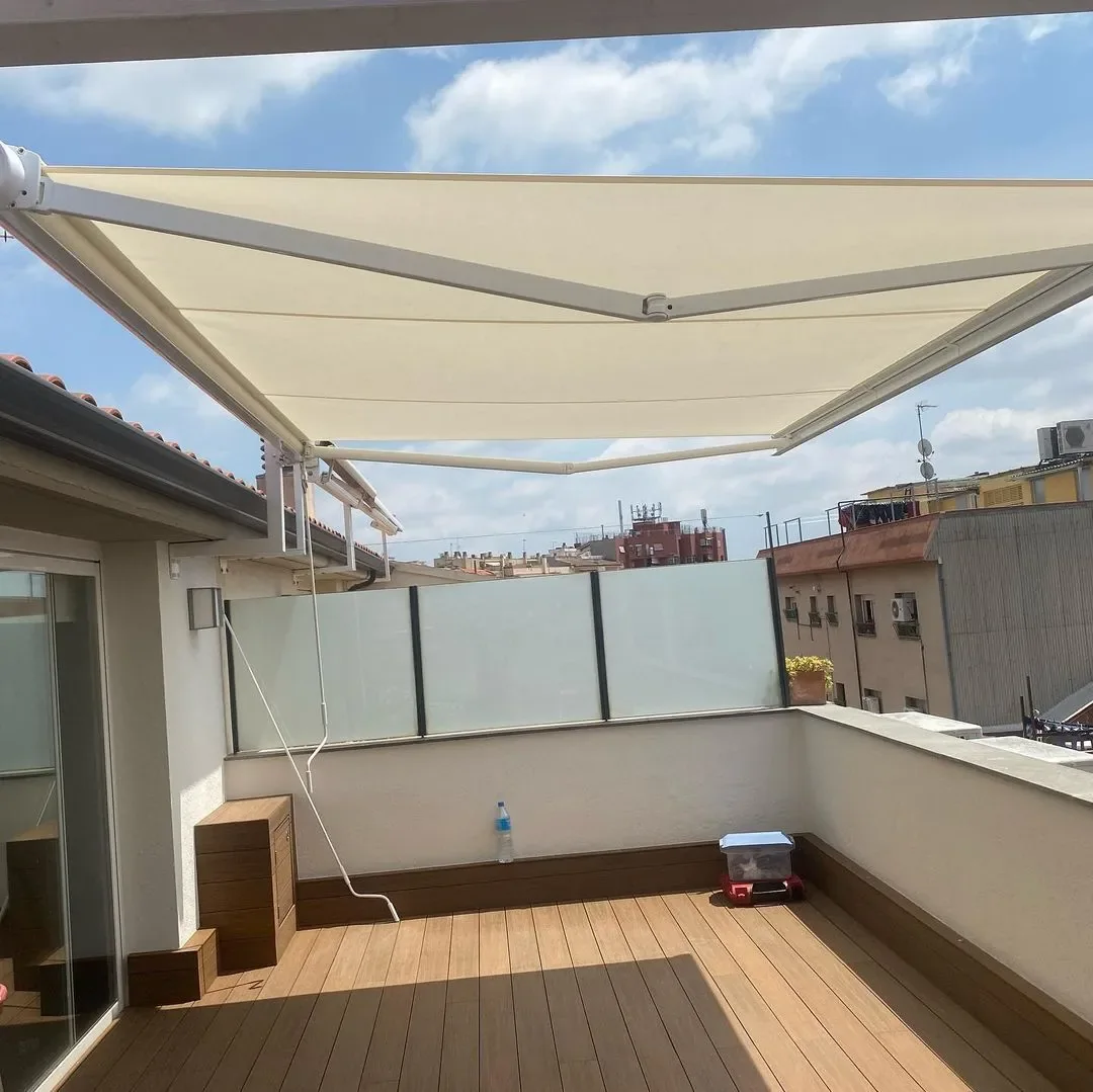 Toldo cofre con tela screen en una terraza