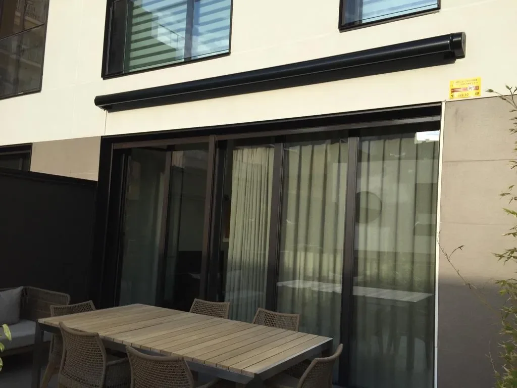 Toldo cofre negro recogido
