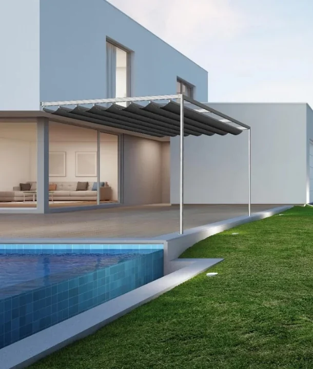 Toldo PergoElite junto a una casa con pileta y jardín