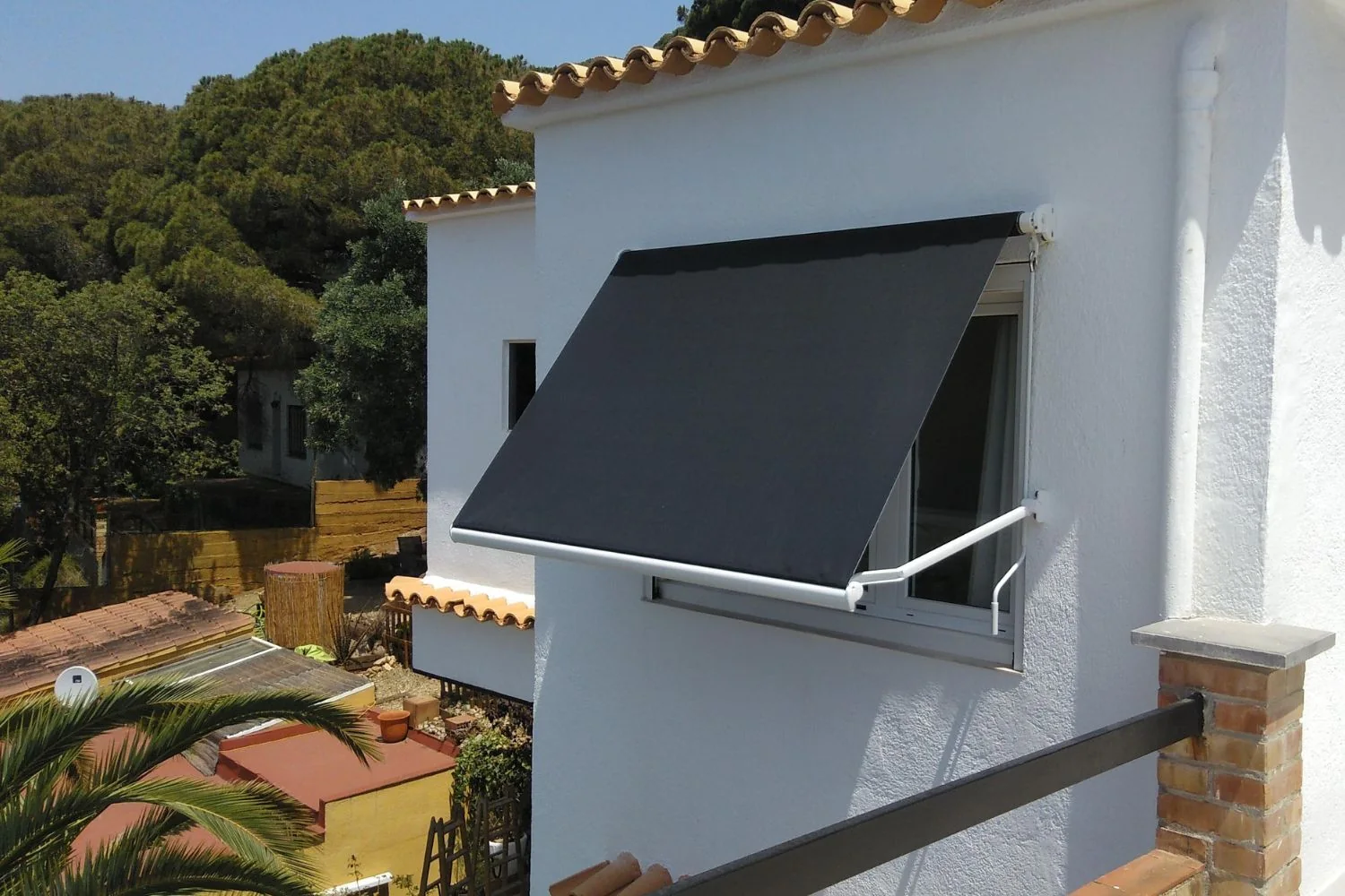 Toldo punto recto gris sobre una ventana